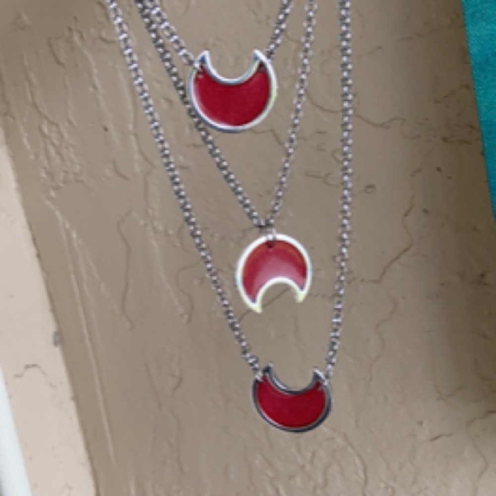 Red & silver resin crescent moons 3 layer necklace - Picture 6 of 10
